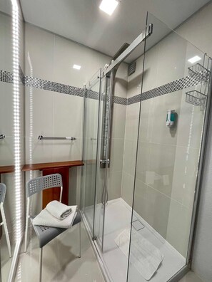 Dusche, Haartrockner, Handtücher, Toilettenpapier