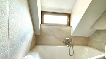 Dusj, hårføner, håndklær og toalettpapir