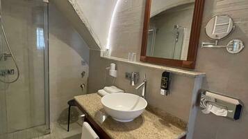 Haartrockner, HandtĂŒcher, Toilettenpapier