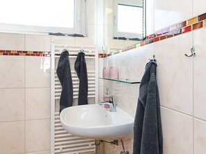 Dusche, Haartrockner, Seife, Toilettenpapier
