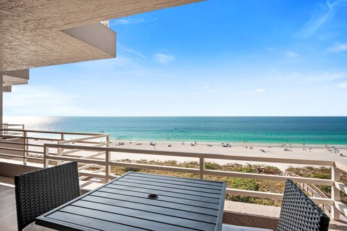 Beautifully Renovated Beachfront Condo; Resort Amenities, Beach Gear & WiFi ~Walk to Everything
