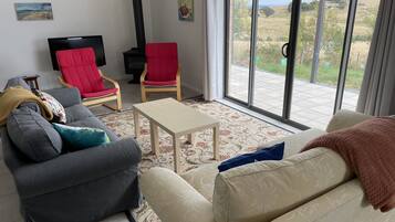 Fernseher, Kamin, DVD-Player, Bücher