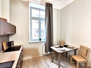 Fridge, oven, stovetop, coffee/tea maker