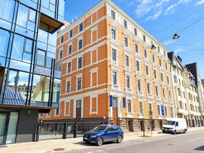 Un edificio de varios pisos con fachada de ladrillo y grandes ventanales.