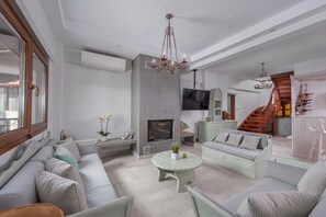 Smart TV, fireplace - Windmill Villa, a beachfront villa with private pool, for relaxing holidays (Kalyves Polygyrou)