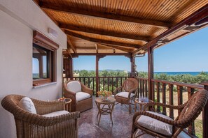 Property grounds - Windmill Villa, a beachfront villa with private pool, for relaxing holidays (Kalyves Polygyrou)