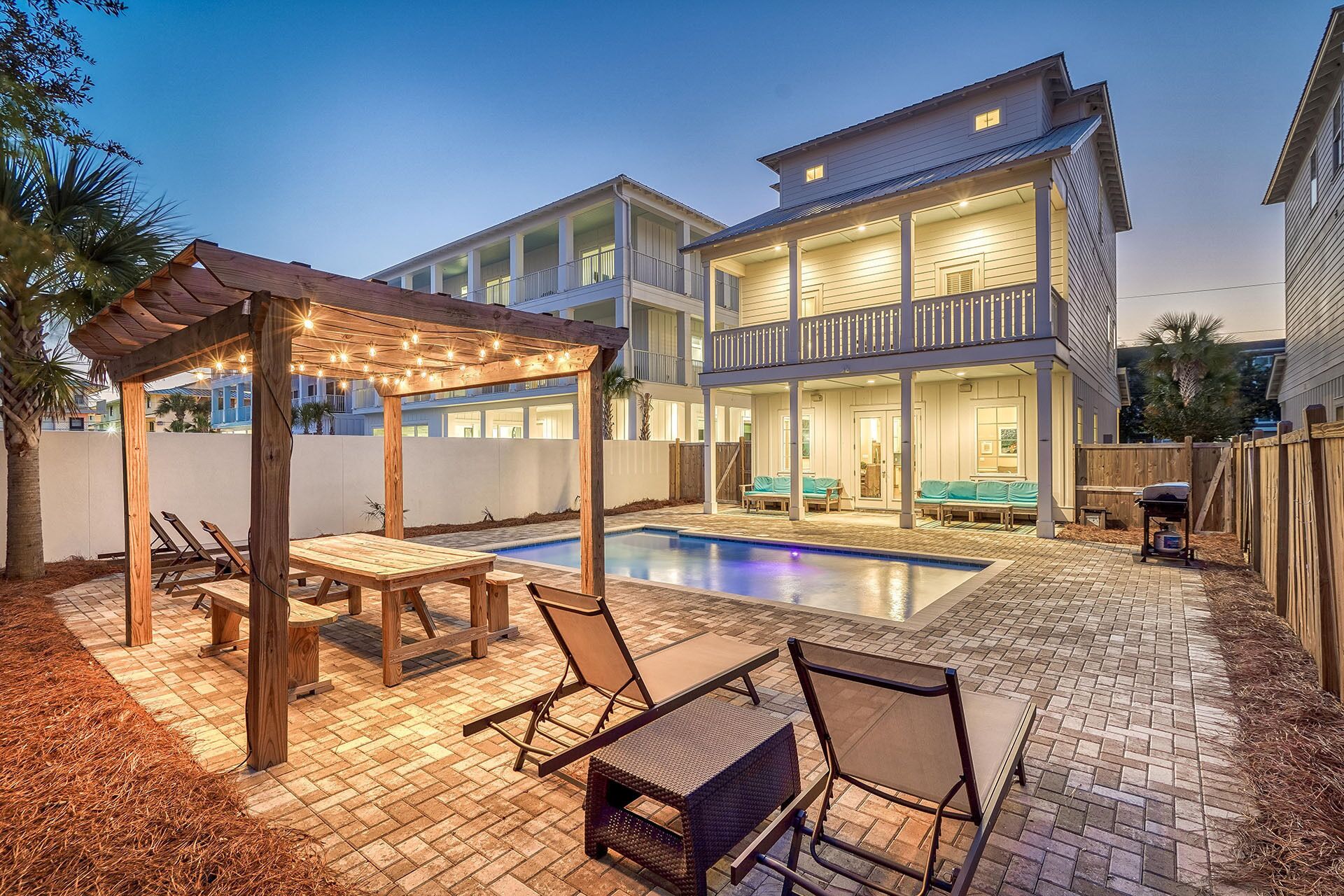 SEASIDE PALACE: Gorgeous Home with Pool, Game Room & Coastal Interiors! Close to Beach!