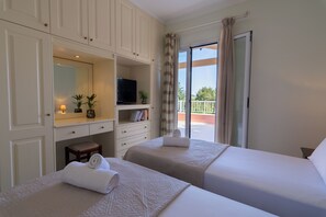 3 bedrooms, in-room safe, iron/ironing board, travel cot