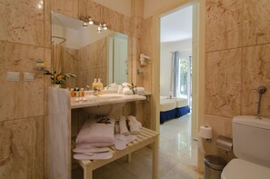 Duschwanne, Haartrockner, Handtücher, Seife