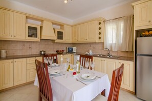 Kühlschrank, Mikrowelle, Ofen, Geschirrspüler