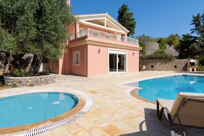 Outdoor pool - Private Pool Villa Olympic in Dassia Corfu (Corfu)