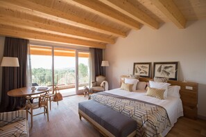 Kamar Double atau Twin Superior | Brankas dan didekorasi berbeda-beda