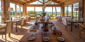 Sudah termasuk sarapan prasmanan setiap hari