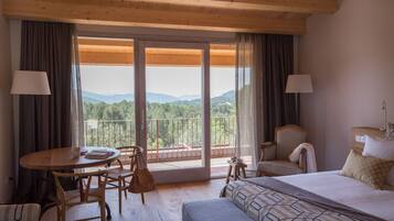 Habitación superior con 1 cama doble o 2 individuales | Caja fuerte, decoración individual, mobiliario individual