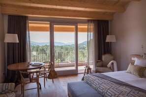 Habitación superior con 1 cama doble o 2 individuales | Caja fuerte, decoración individual, mobiliario individual