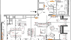 Planta baixa de um hotel com vários quartos, cozinha e área de refeições.