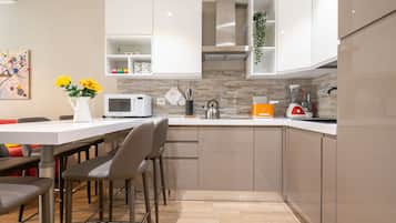 Refrigerador, microondas, placa de cocina, molino de café