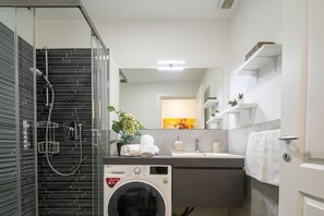 Comfort Apartment | Bathroom | Shower, free toiletries, hair dryer, bidet - Pepi Modern by Mmega (Florence)