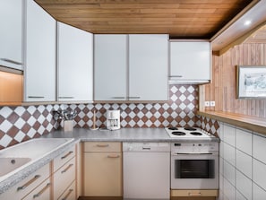 Cafeteira/chaleira, geladeira, micro-ondas, fogão