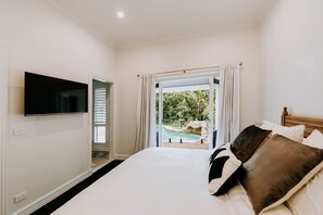 7 bedrooms, desk, iron/ironing board, free WiFi - Berry Luxury Retreat  (Berry)