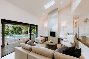 Smart TV, fireplace, video games, books - Berry Luxury Retreat  (Berry)