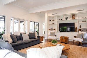 Smart TV, fireplace, video games, books - Berry Luxury Retreat  (Berry)