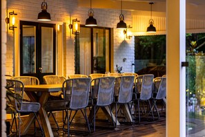 Outdoor dining - Berry Luxury Retreat  (Berry)