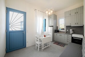 Deluxe Apartment | Private kitchen | Full-sized fridge, oven, stovetop, coffee/tea maker