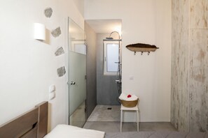 Deluxe Apartment | Bathroom