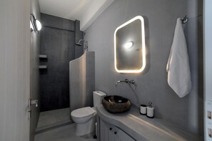 Deluxe Apartment | Bathroom shower