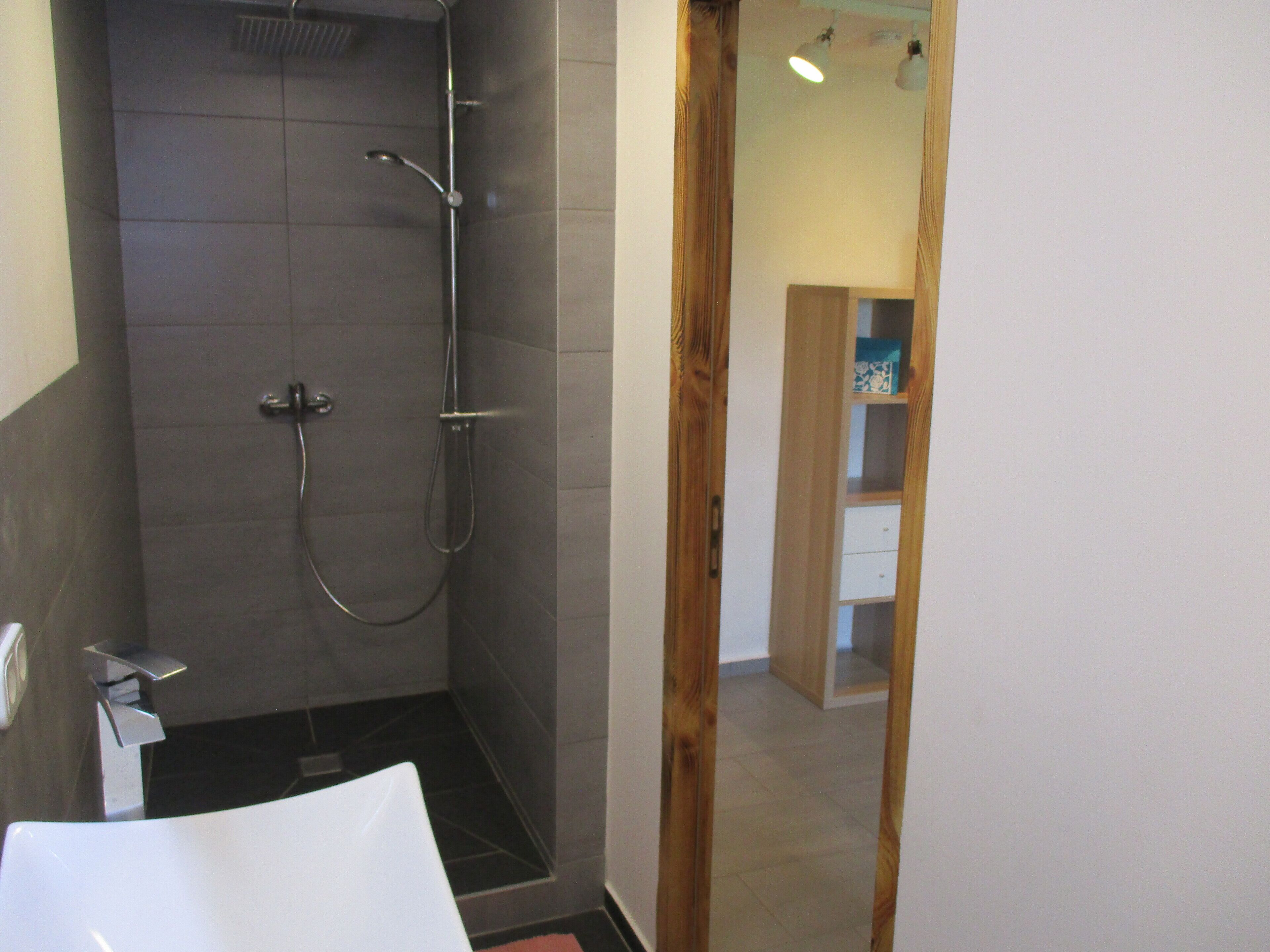 Dusche, Haartrockner, Handtücher, Toilettenpapier