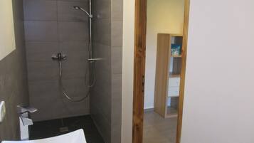 Dusche, Haartrockner, Handtücher, Toilettenpapier