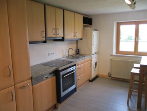 Frigorífico, horno, placa de cocina y lavavajillas