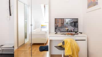 Iron/ironing board, bed sheets