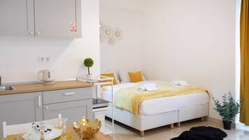 Iron/ironing board, bed sheets