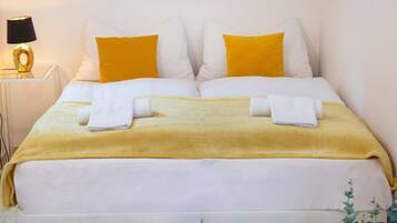 Iron/ironing board, bed sheets