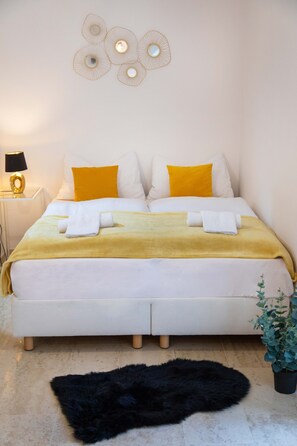 Iron/ironing board, bed sheets - Modern Studio Near City Center (Zagreb)