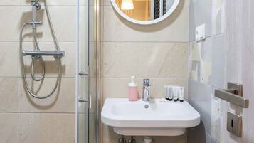 Pengering rambut, sabun, dan sampo