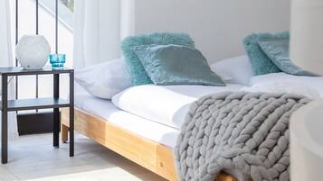 Iron/ironing board, bed sheets