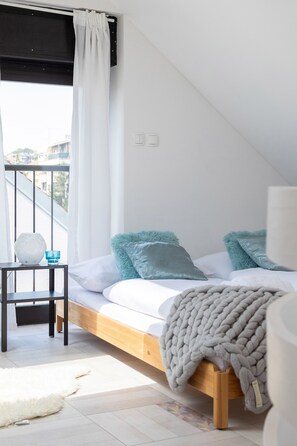 Tabla de planchar con plancha y ropa de cama 