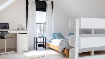 Iron/ironing board, bed sheets