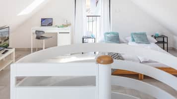 Iron/ironing board, bed sheets