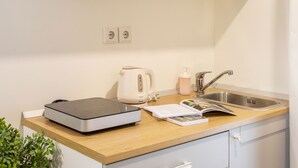 Microwave, stovetop, cookware/dishes/utensils - Spacious Studio Near City Center (Zagreb)