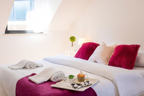 Iron/ironing board, bed sheets