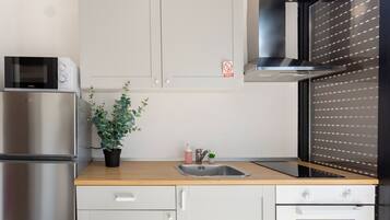 Microwave, oven, stovetop, cookware/dishes/utensils