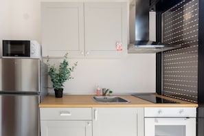 Mikrovågsugn, ugn, spishäll och grytor/köksredskap