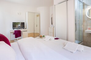Tabla de planchar con plancha y ropa de cama 