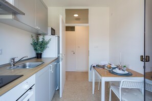 Microonde, forno, piano cottura, pentole/stoviglie/utensili