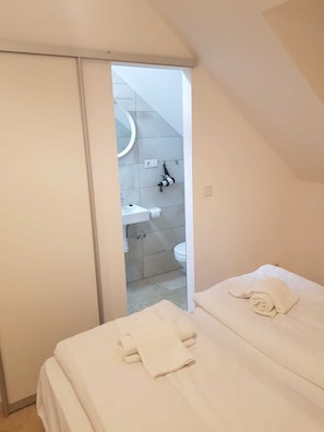 Iron/ironing board, bed sheets
