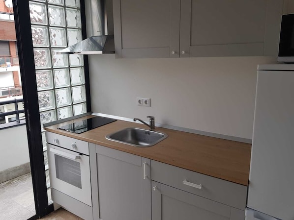 Microwave, cookware/dishes/utensils